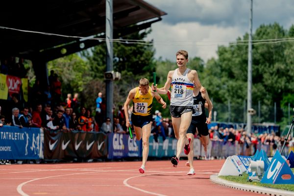 Lukas Abele (SSC Hanau-Rodenbach) witft sich vor Marc Tortell (Athletics Team Karben) ins Ziel am 29.05.2022 waehrend der Deutschen Meisterschaften Langstaffel im Otto-Schott-Sportzentrum in Mainz